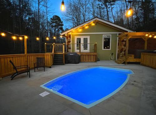 Fabulous 4Bed 3 bath Cottage Pool Hot tub Games in Gatlinburg