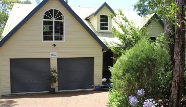 Four Seasons - Blue Mountains Home - Private Bushland with Spa & Fire place in Wentworth Falls