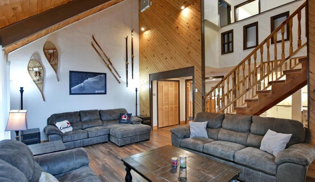 Fully equipped Blue Mountain Chalet with outdoor hot tub in Town of the Blue Mountains
