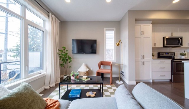 Garage |Near WEM | Disney+ | 2 BR w/Ensuites in Edmonton