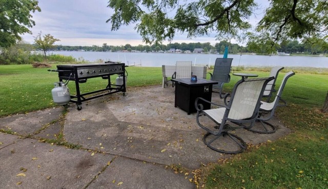 Gr Campau Lake Cottage |Spa, Firepit & Lake Access in Grand Rapids