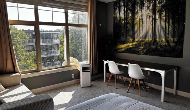 Grizzly - Private Luxury Unit near DT and 17th Av in Calgary