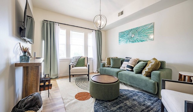Group-Friendly 4BR Near Central Indy & Fairgrounds~Two Apartments in Indianapolis