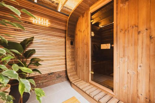Health & Wellness House Hot Tub, Sauna & Ice Bath in Netley
