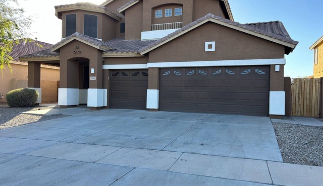 Heated Pool right next to stadium! All your needs covered with this one in Glendale