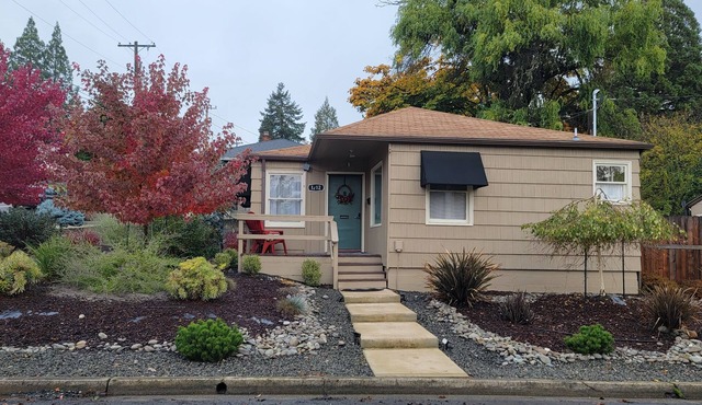 Heavenly Bungalow, immaculately clean, close to downtown! in Roseburg