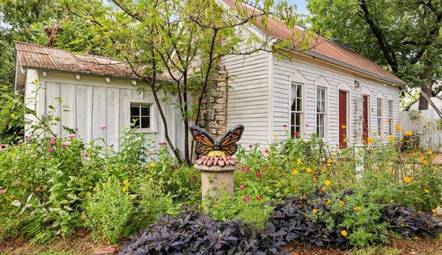 Historic 1890s Cottage: Walk to historic square, beach, & hiking trail! in Granbury