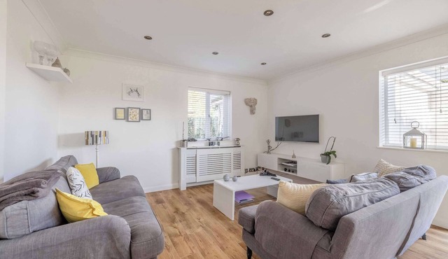 Host & Stay | Meadow Way in Fifield
