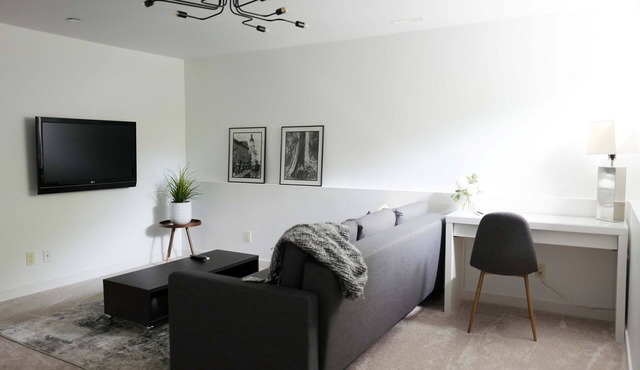 Kitsilano Modern Comfort - Spacious 1 bedroom in quiet tree lined neighbourhood in Vancouver