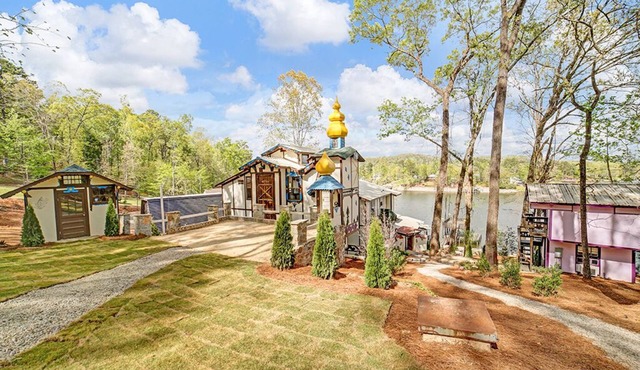 Lake Front Castle with Mini Golf/Pickleball/Arcade/Sleeps 18 in Alpine