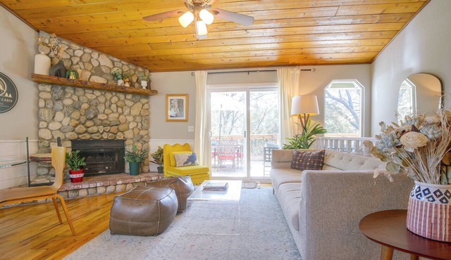Lake, Trails & Slopes! Family Cottage in Crestline in Crestline