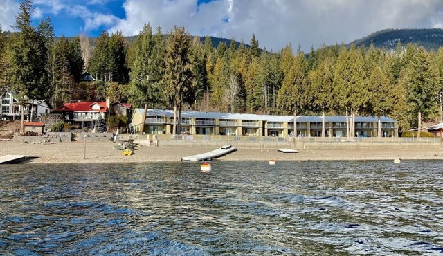 Lakefront Condo on sunny side of Shuswap Lake in Anglemont