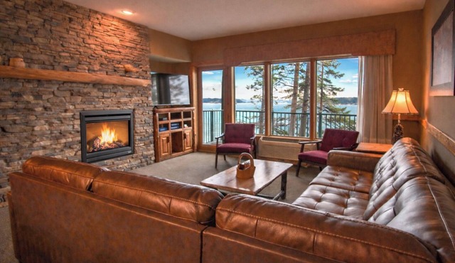Lakefront Condo: Pool, Hot Tub, Deck, Fireplaces in Two Harbors