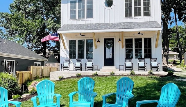 Lakefront Haven: Waterfront Oasis with Dock, Spacious Swim Pier & Pano Lake view in Delavan