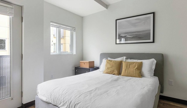 Landing | Chic Studio, Courtyard, Gym in Portland
