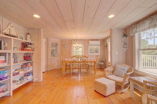 Large Deck Fire Pit Dog Friendly Near Beach - Sleeps 10 in Harwich