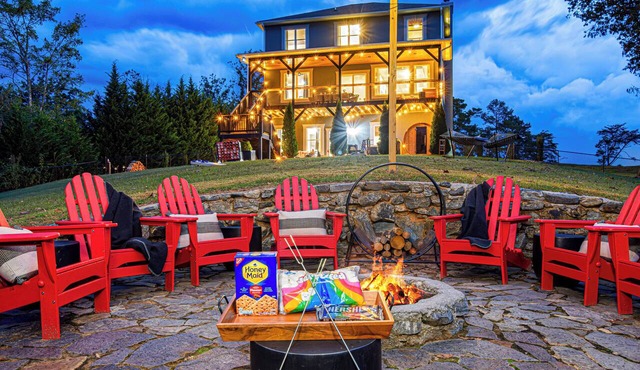 Lux 6 bd, 5ba, Views, Amazing Amenities, Private Retreat Near Asheville! in Leicester