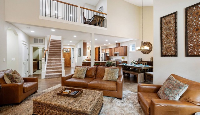 Luxurious Retreat in SW Portland with 7-Person Hot Tub – Sleeps 14 Comfortably! in Portland