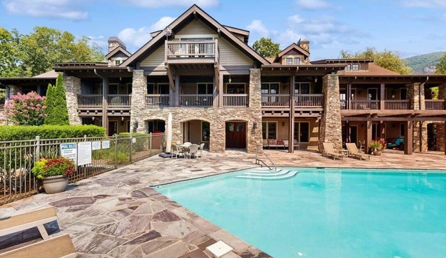Luxury Lakefront Condo, Gated Community, Mountain & Lake Views, Pool, Dock, & Kayaks in Lake Lure