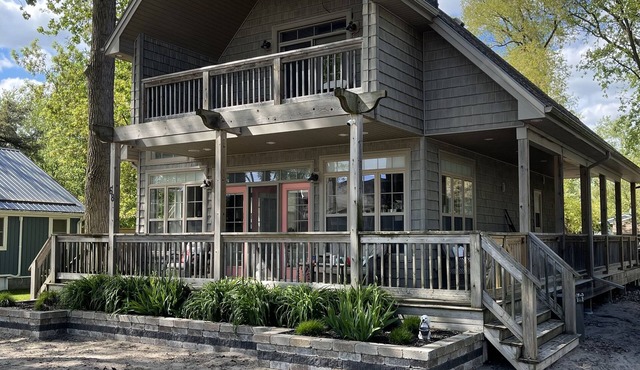 Luxury lakeside Retreat in Port Rowan