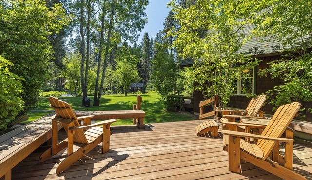 Metolius River Resort Cabin 3 Luxurious cabin on the Metolius River w/fireplace in Camp Sherman