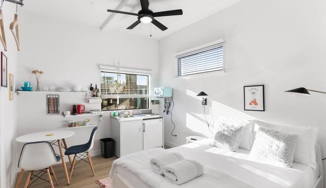 Micro Studio with balcony & pool view - Walk to OT in Scottsdale