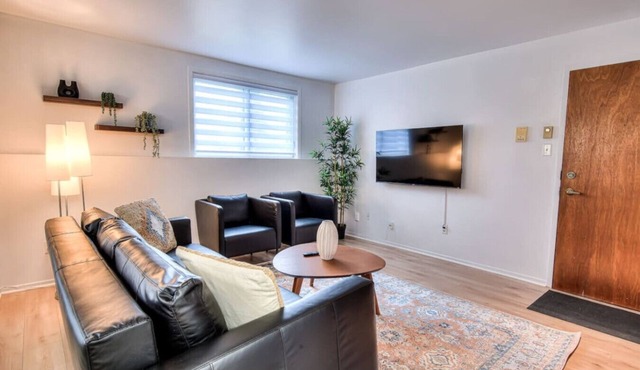 Modern 2BR apartment with 2 Free parking spots in Montreal