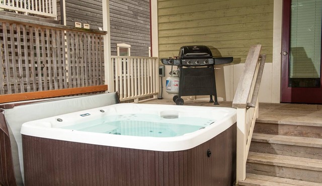 Modern Beach Home with private hot tub and fire pit, moments from the sand in Lincoln City