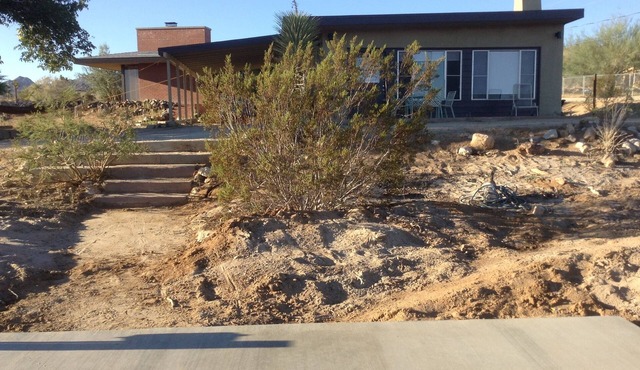 Modern Guest House - Vintage Records, Hot Tub, 4+ Acres, Wifi, EV Charger, Views in Joshua Tree