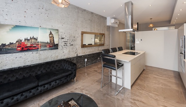 Modern Suite: Steps from Place des Arts in Montreal
