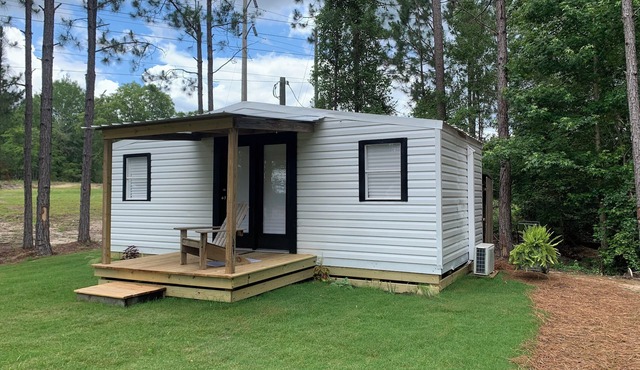 Modern tiny house with large outdoor area and grill. in Eastman