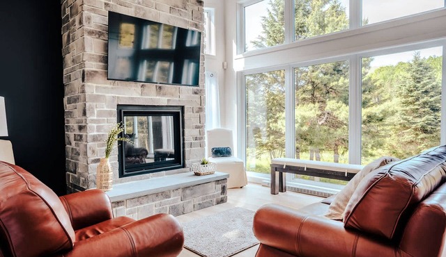 Modern Waterfront Cottage on the Rouge River & Spa in Rivière-Rouge