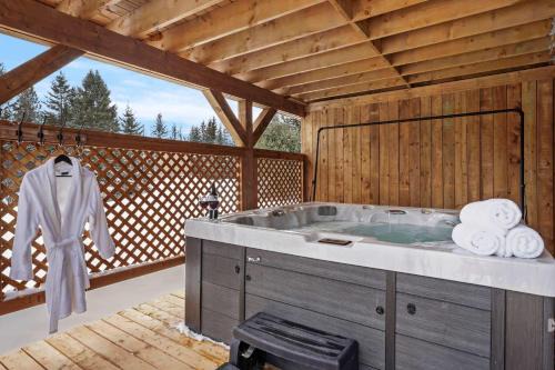 Modern Waterfront Cottage on the Rouge River & Spa in Rivière-Rouge
