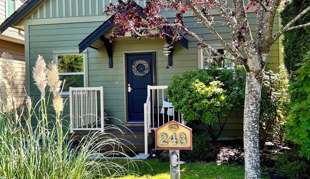 Moon shell Cottage-a relaxing cozy retreat for all seasons. in Parksville