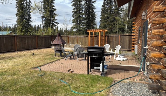 Moosehorn Cabin - Lovely log home with fenced back yard in Tok