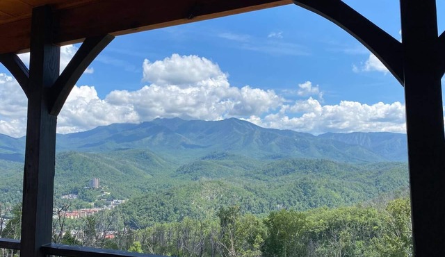 Mt. LeConte Views - Hot Tub, Game Room, 3 En-Suite Bedrooms Near Gatlinburg in Gatlinburg