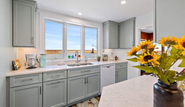 Nauset Harbor Cottage: 112-O Charming Coastal Retreat with Breathtaking Views – East Orleans in Orleans