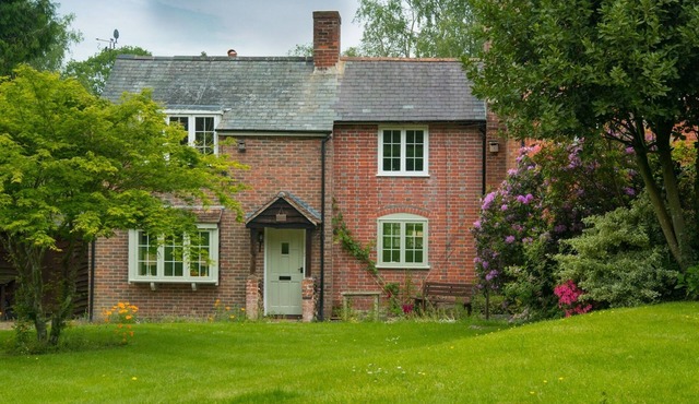 New Forest Cottage, charming & full of character in the heart of The New Forest in Bank