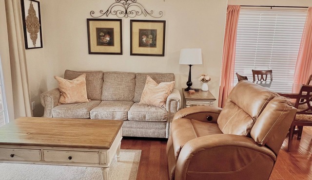 Next To SDC & Table Rock Lake. 20ft Patio. King Master 2BR 2BA.Full Size Kitchen in Branson