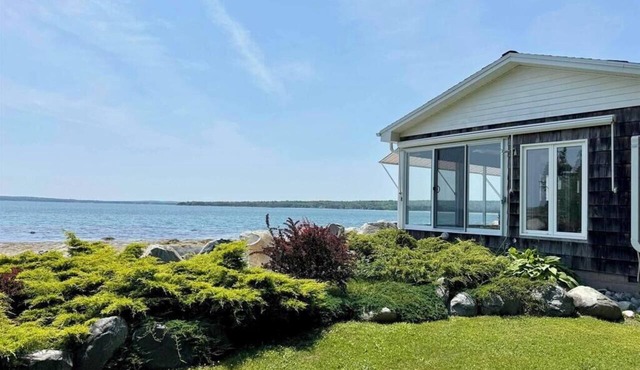 OCEAN SURF COTTAGE AT SUMMERVILLE BEACH in Summerville Centre