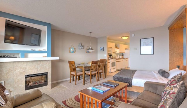 Ocean-View Queen Studio with Private Balcony in Otter Rock