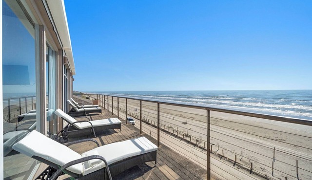 Oceanfront Experience | Panoramic Views + Pet-friendly in Galveston