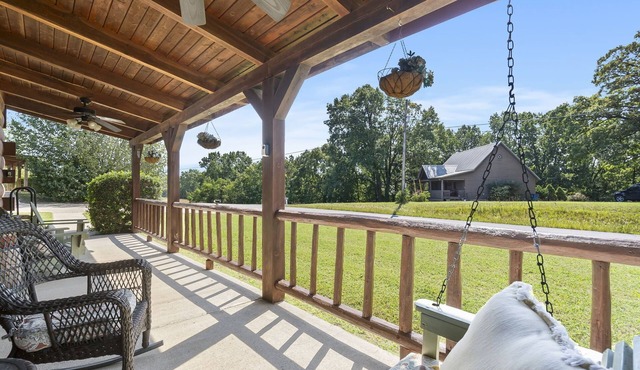 One Level Log Cabin Minutes from Big Cedar with Wood Burning Fireplace & Free Tickets Pet Friendly in Ridgedale