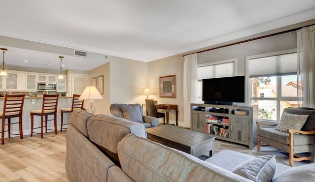 OVER-SIZED 2 BR PATIO UNIT STEPS TO POOL & COURTYARD! in Henderson
