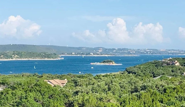 Panoramic Lake Travis Escape – 3BR 3BA Unit w Lake View Balcony & Resort Pools in Jonestown