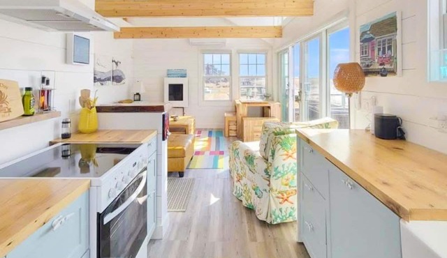 Peaceful Beachfront Cottage with Bay Views: near town, bike trails & dune walks in North Truro