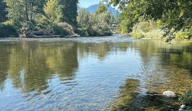 Peaceful Riverside Getaway Grants Pass in Grants Pass