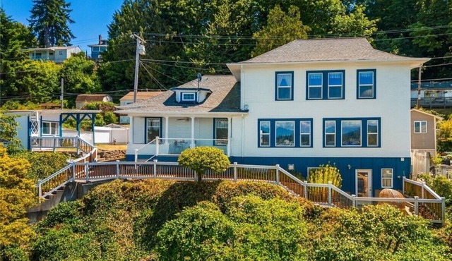 Perry's Landing - Charming Water & Mountain View Home in Historic Port Orchard in Port Orchard