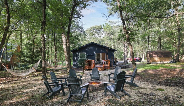 Pocono Ranch in Bear Creek Lakes - Fire pit, Hammocks, Outdoor Dining in Jim Thorpe