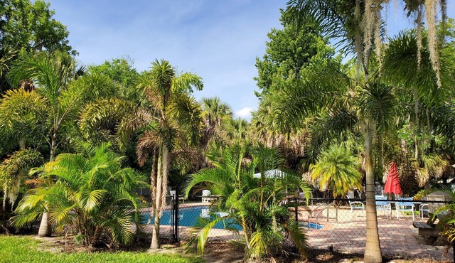 POOL. HOTTUB, GRILL,PETS F.YARD, New Smyrna Beach close. in Edgewater